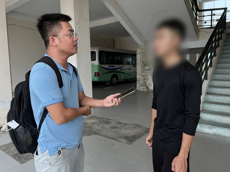 Sinh viên trường CĐYT Quảng Nam chia sẻ với PV Lao Động về sự hoang mang trước việc giảng viên của trường đồng loạt ngừng việc. Ảnh: Hoàng Bin