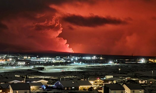 Cột khói do núi lửa phun trào tại Iceland. Ảnh: AFP