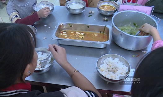 Nhiều giáo viên, phụ huynh bất bình trước khẩu phần ăn của học sinh Trường Phổ thông Dân tộc bán trú Tiểu học Hoàng Thu Phố 1 (Lào Cai). Ảnh: B.N