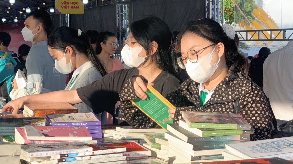 Người trẻ Đà Nẵng tìm mua sách giá rẻ tại hội sách cuối năm. Ảnh: Trần Thi