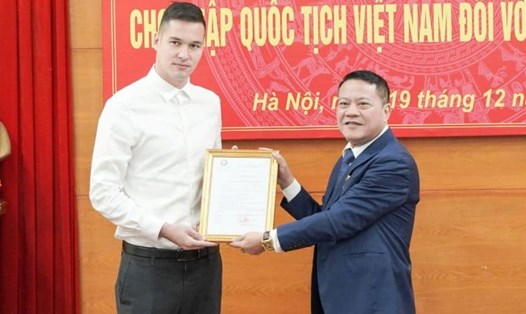 Filip Nguyễn nhận quyết định cho nhập quốc tịch Việt Nam. Ảnh: CAHN FC