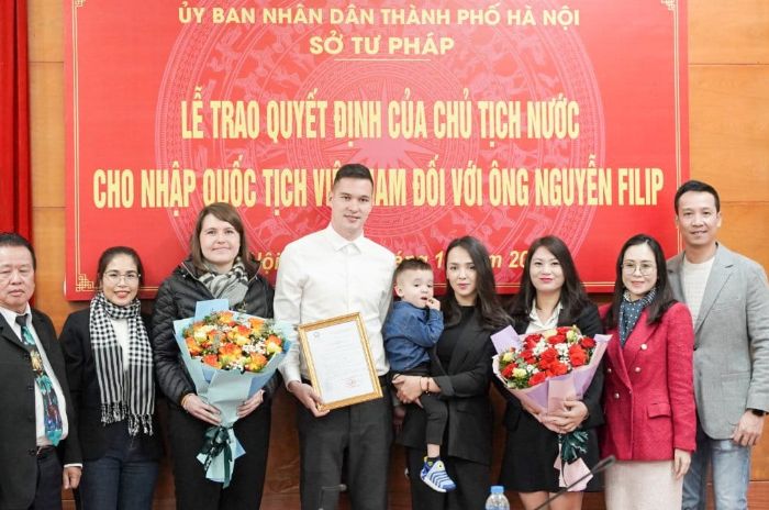 Thủ môn Filip Nguyễn và gia đình tại buổi nhận quyết định của Chủ tịch nước cho nhập quốc tịch Việt Nam. Ảnh: Công an Hà Nội FC