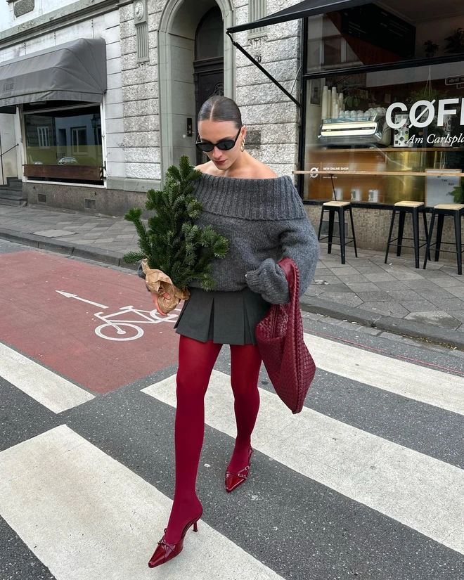 Tín đồ thời trang Âu Mỹ lăng xê quần tất đỏ xuống phố. Ảnh: Instagram nhân vật.