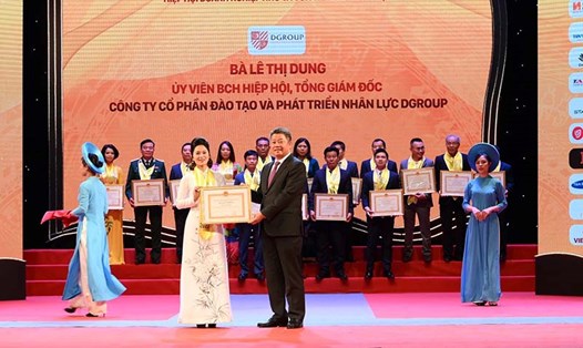 CEO Lê Dung nhận bằng khen tại Lễ Tôn vinh "Doanh nhân, doanh nghiệp Thăng LOng năm 2023". Ảnh LH