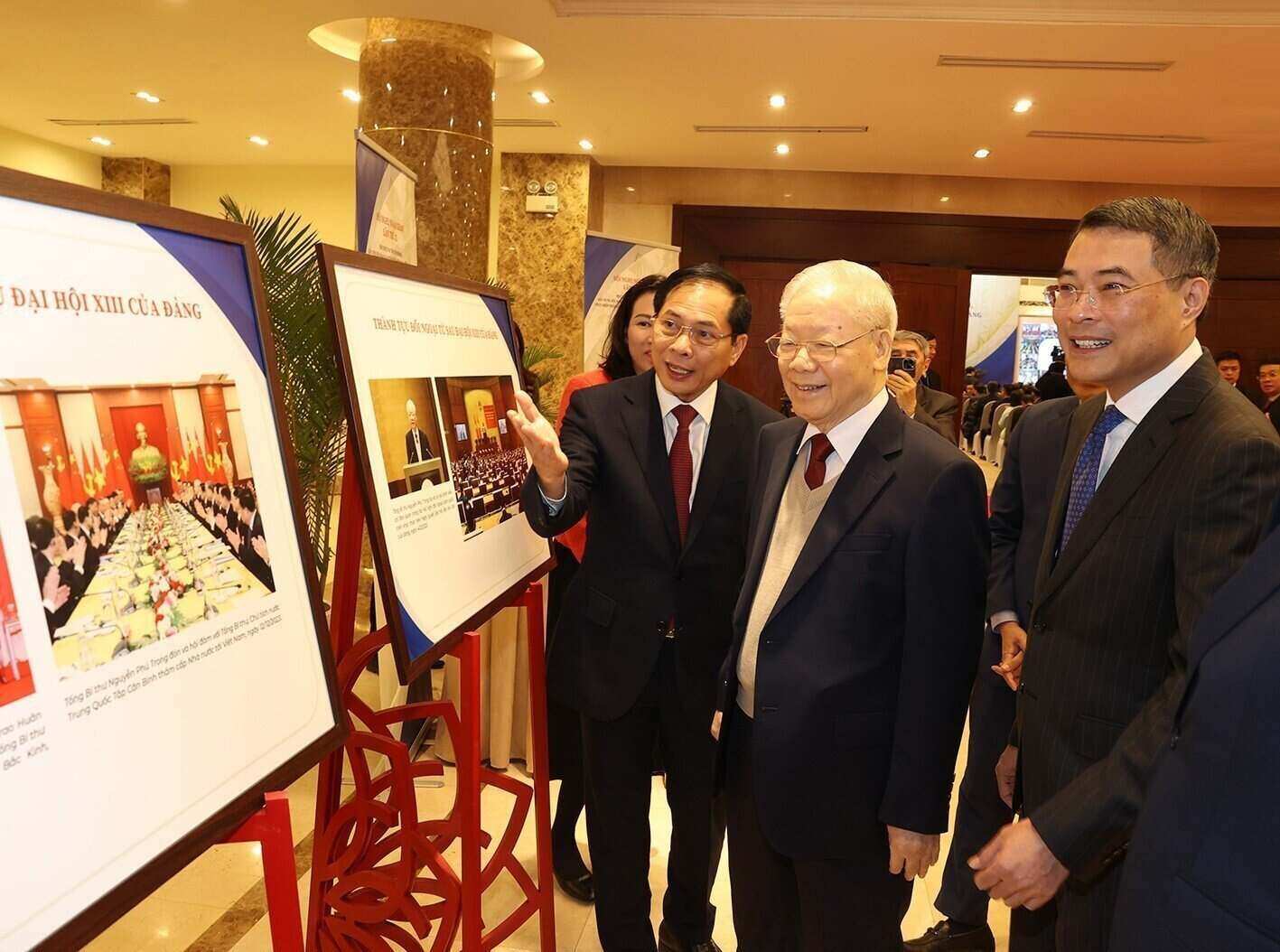 Tổng Bí thư Nguyễn Phú Trọng và các đại biểu tham quan trưng bày ảnh về Ngoại giao Việt Nam. Ảnh: TTXVN