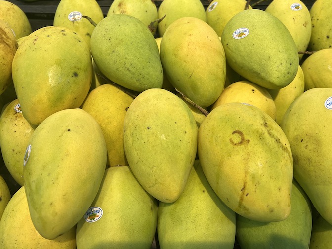 Khi ăn xoài, người bị tiểu đường nên kiểm tra chỉ số đường huyết. Ảnh: Kiều Vũ