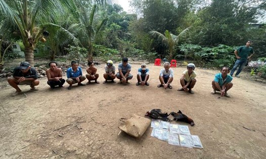 Nhóm đối tượng tụ tập đá gà tại khu đất trống ở TP Vĩnh Long bị công an bắt quả tang. Ảnh: Công an cung cấp. 