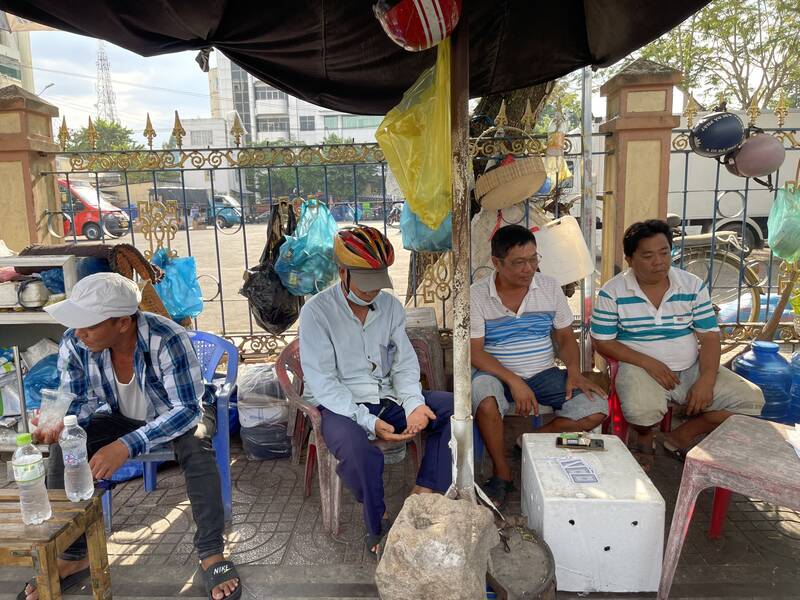 Nhóm đối tượng đánh bài tại bến xe khách thành phố Vĩnh Long. Ảnh: Công an cung cấp. 