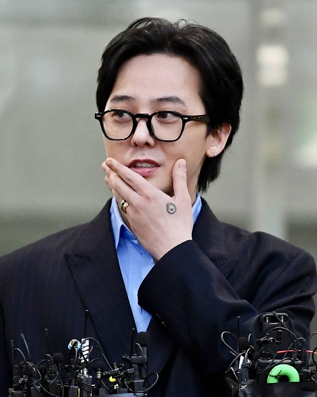 G-Dragon sau cuộc thẩm vấn hôm 6.11. Ảnh: Naver