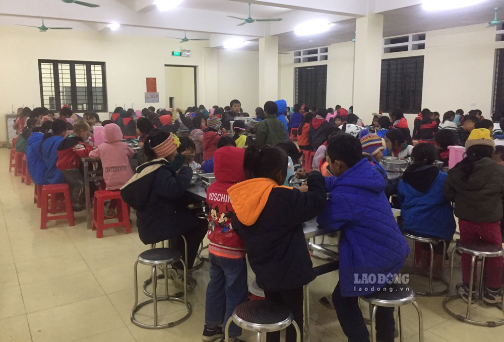 Học sinh Trường PTDTBT Tiểu học Hoàng Thu Phố 1 trong bữa ăn tối 18.12. Ảnh: Bảo Nguyên
