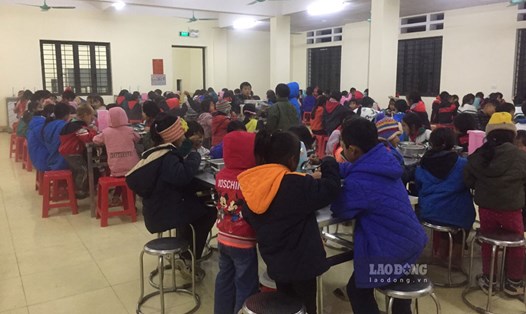 Học sinh Trường PTDTBT Tiểu học Hoàng Thu Phố 1 trong bữa ăn tối 18.12. Ảnh: Bảo Nguyên
