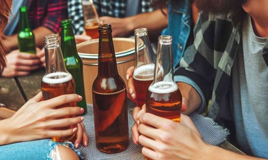 Sử dụng nhiều rượu bia khiến lượng axit trong dạ dày tăng một cách nhanh chóng. Ảnh: AI - Nhật Phi.