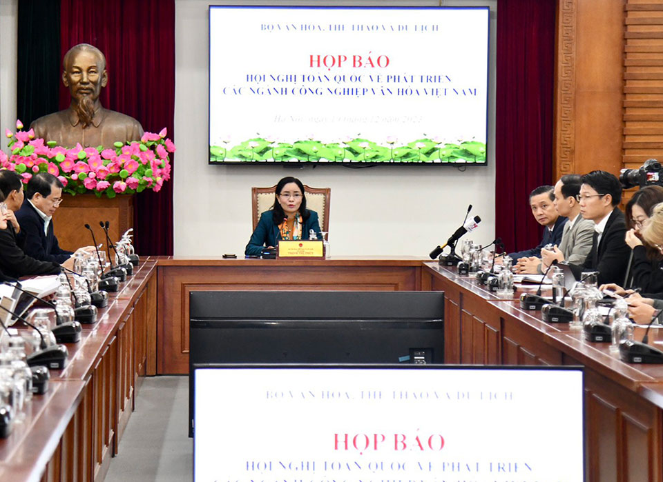 Thứ trưởng Trịnh Thị Thủy chủ trì Họp báo về Hội nghị toàn quốc về phát triển các ngành công nghiệp văn hóa. Ảnh: BVHTTDL