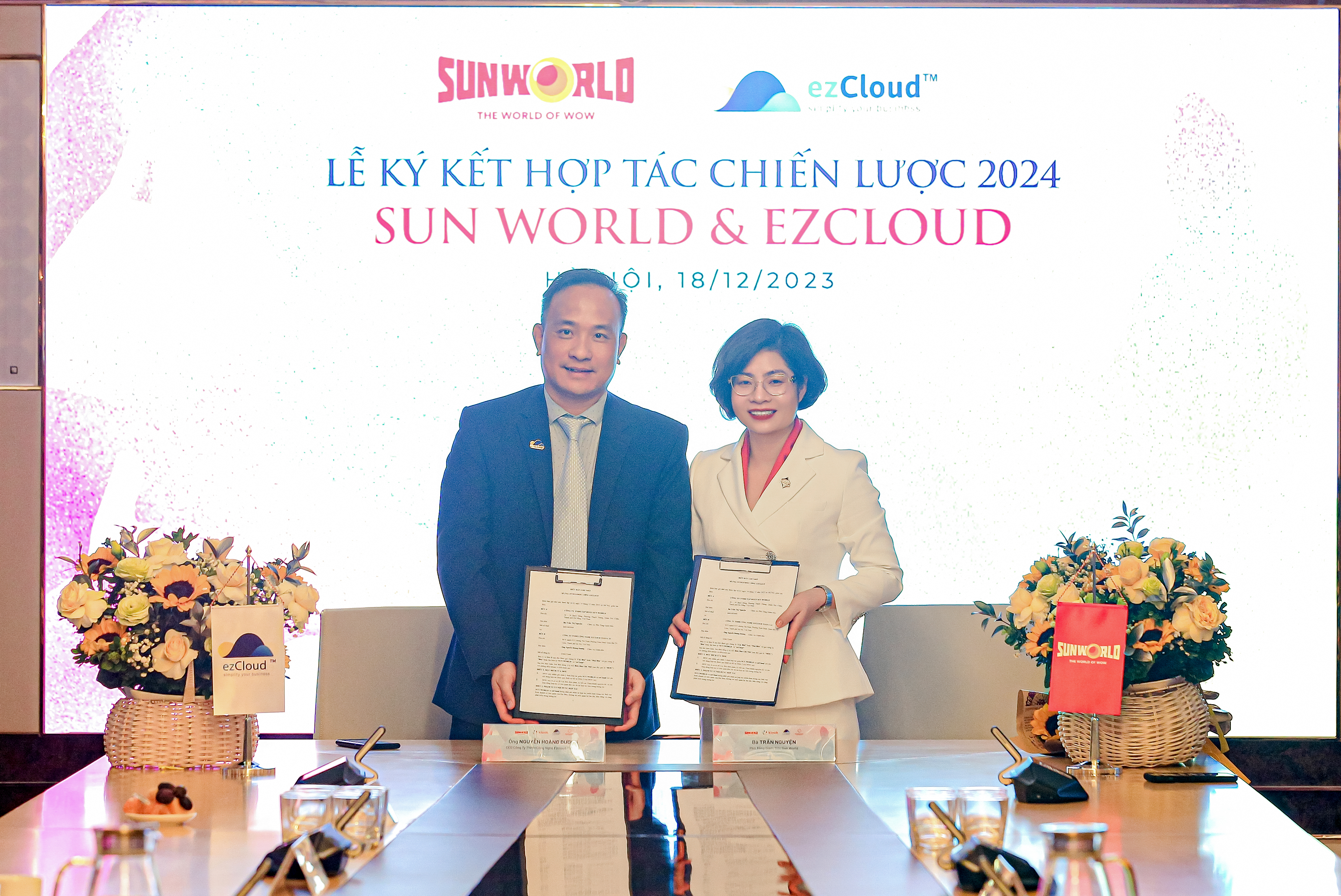 Đại diện Sun World và EzCloud ký kết hợp tác. Ảnh: Hà