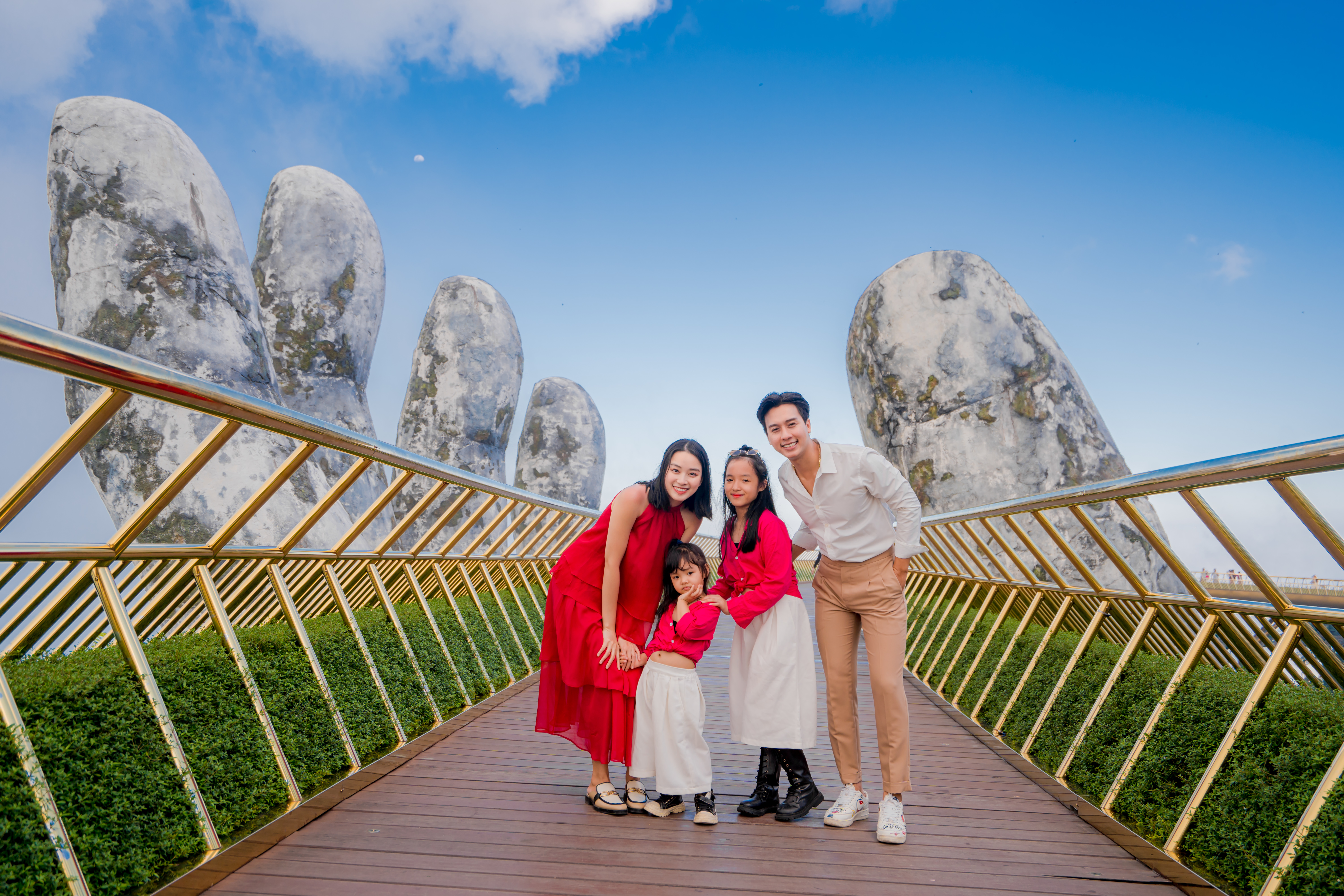 Cầu Vàng - Sun World Ba Na Hills là một trong những sản phẩm du lịch nổi bật của Việt Nam. Ảnh: Hà