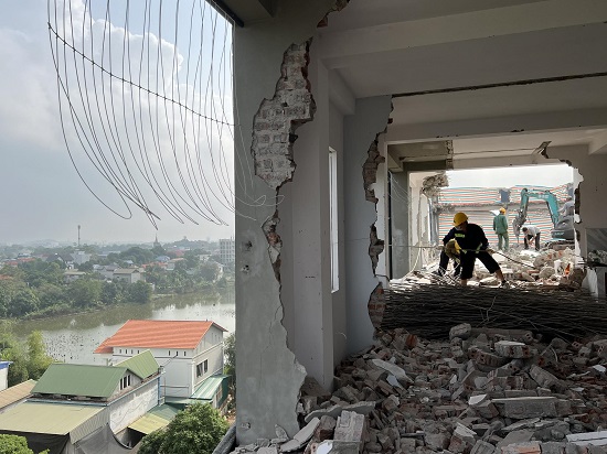 Công trình vi phạm vẫn đang được tháo dỡ. Ảnh: Cao Nguyên.