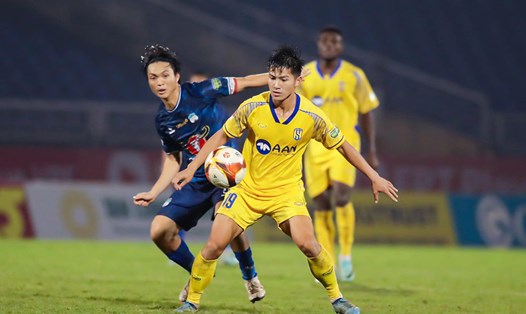 Phan Bá Quyền (áo vàng) không thể thi đấu cho Sông Lam Nghệ An ở vòng 7 V.League 2023-2024. Ảnh: VPF
