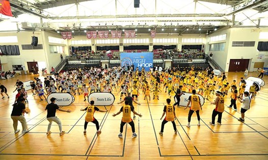 Sun Life Việt Nam đồng hành cùng Saigon Heat thực hiện loạt chương trình Ngày hội bóng rổ High Hoop và hỗ trợ giảng dạy dành cho trẻ em 8-13 tuổi. Ảnh: Doanh nghiệp cung cấp