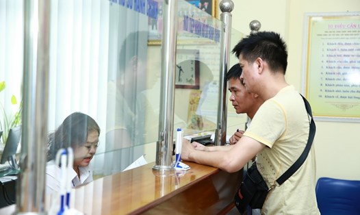 Người dân thực hiện thủ tục hành chính ở Hà Nội. Ảnh: Hải Nguyễn