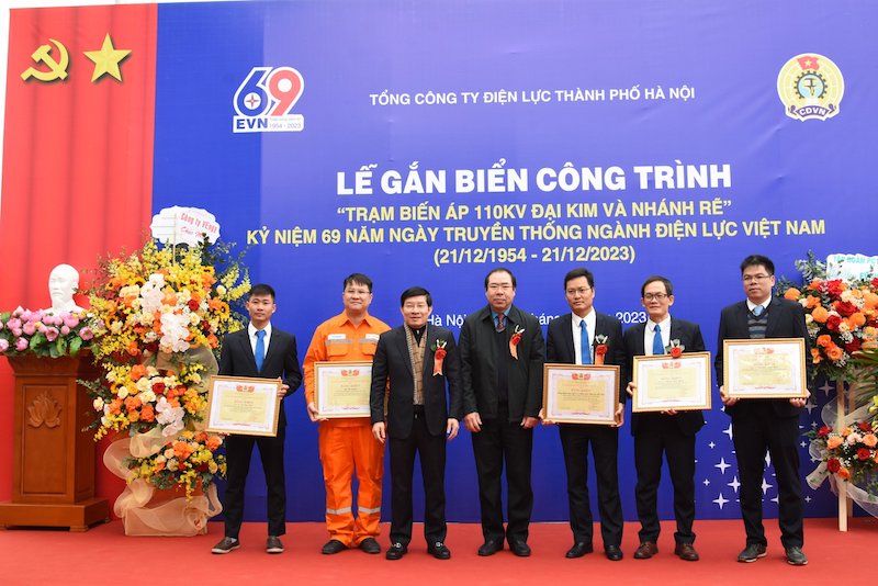 Lãnh đạo Công đoàn Điện lực Việt Nam tặng Bằng khen cho các tập thể, cá nhân. Ảnh: Lương Nguyễn