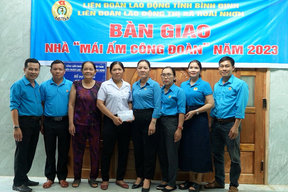 Trao hỗ trợ cho đoàn viên Nguyễn Thị Thúy Nhơn. Ảnh: LĐLĐ Hoài Nhơn.