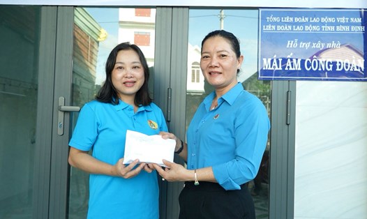 Chủ tịch LĐLĐ Hoài Nhơn Bùi Thị Thu Trúc trao hỗ trợ cho cô giáo Nguyễn Tường Linh. Ảnh: LĐLĐ Hoài Nhơn.