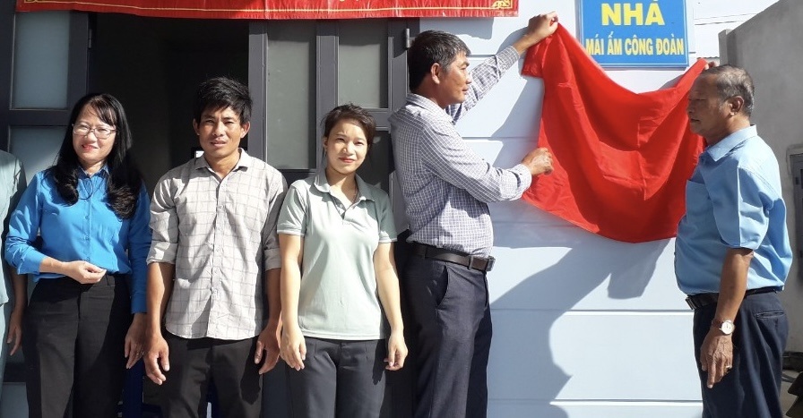 Chủ tịch LĐLĐ huyện Hàm Thuận Nam và lãnh đạo UBND xã Hàm Mỹ gắn biển nhà Mái ấm Công đoàn. Ảnh: LĐLĐ Hàm Thuận Nam