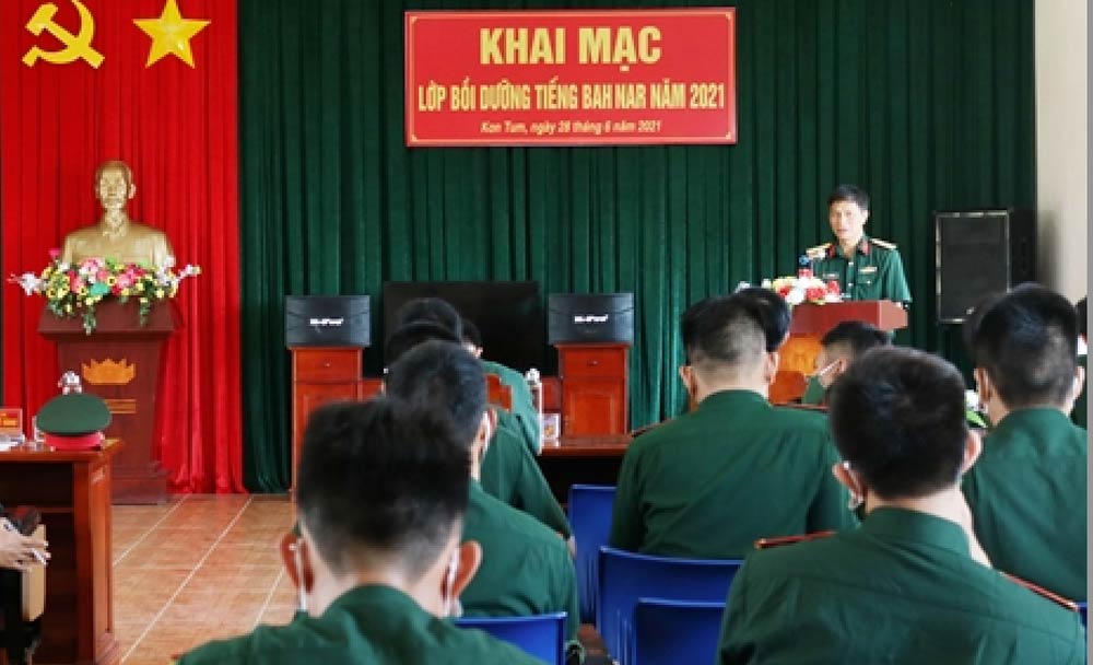 Một lớp học tiếng Banah cho cán bộ quân đội tại tỉnh Kontum. Ảnh QĐ