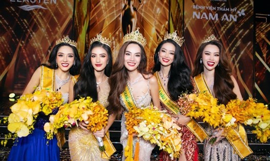 Hình ảnh Lê Hoàng Phương (giữa) và các người đẹp trong top 5 Miss Grand Vietnam 2023. Ảnh: Sen Vàng.