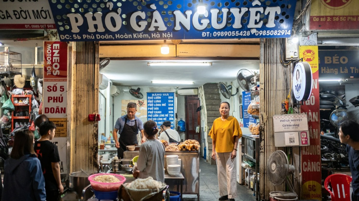 Phở gà Nguyệt là địa chỉ quen thuộc với những người Hà Thành sành ăn. 