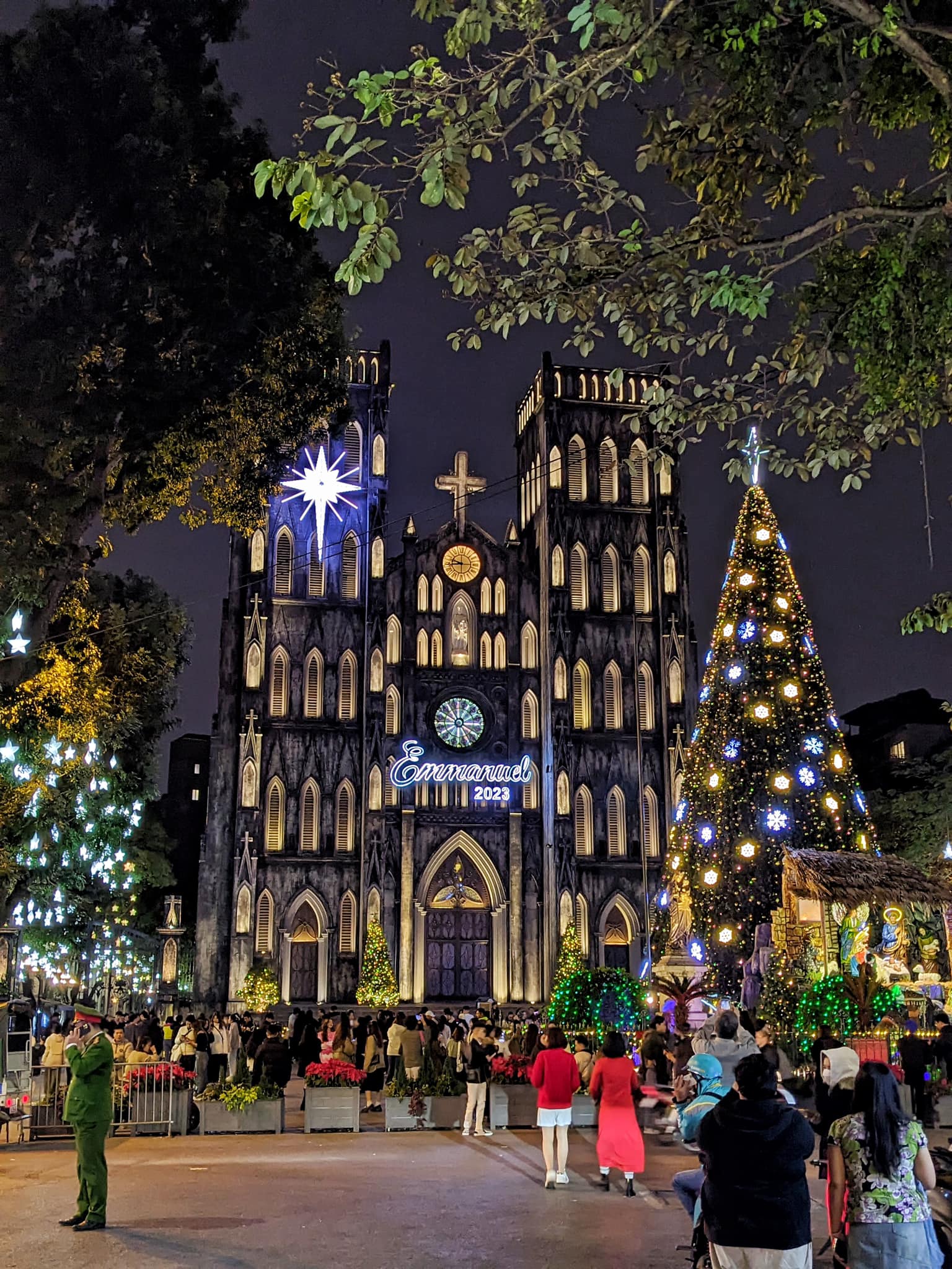 Tại Nhà thờ Lớn - nơi thu hút được khá đông người dân và du khách đến đón Giáng sinh sớm trong ngày cuối tuần mặc dù trời lạnh.