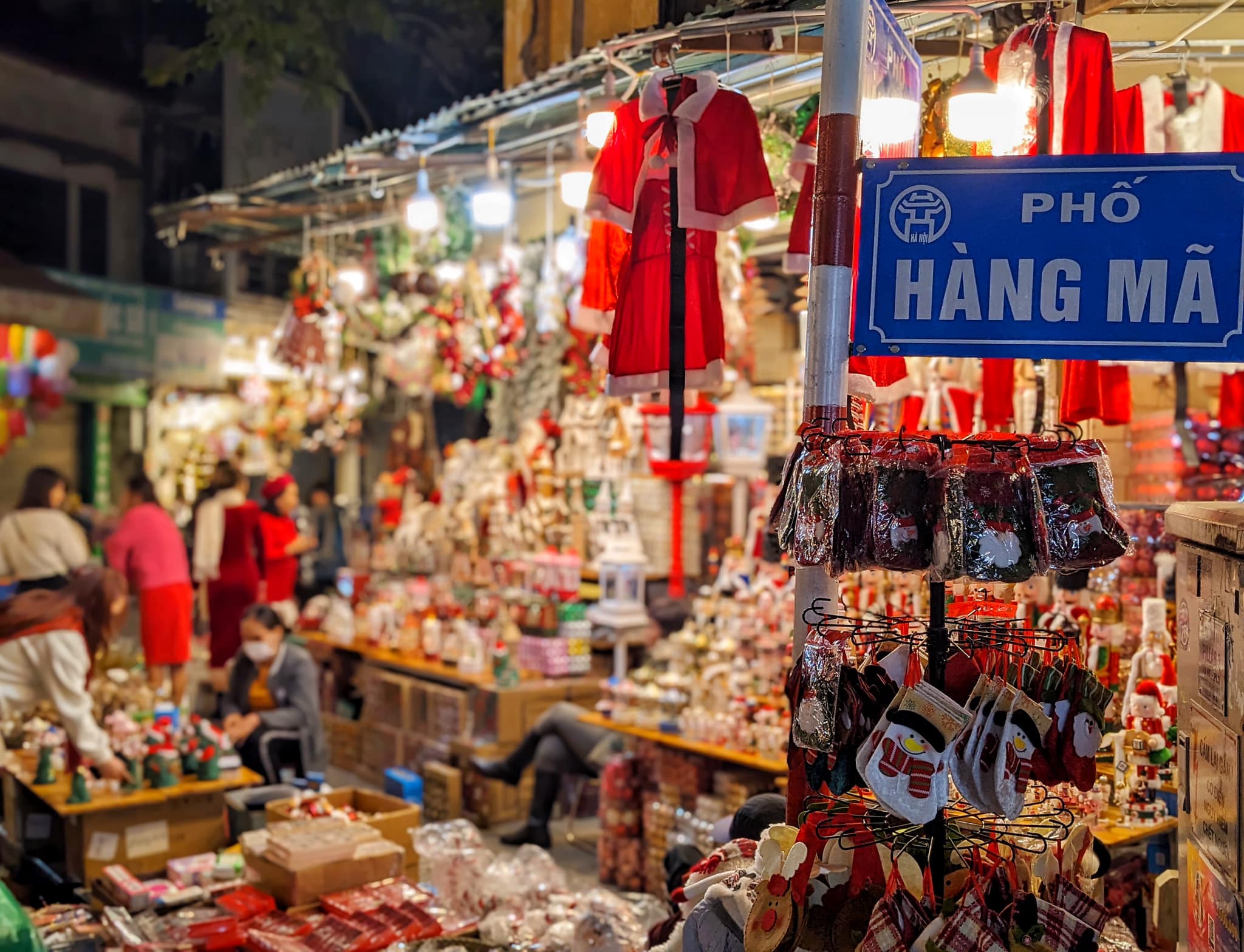 The Christmas atmosphere filled the streets of Hanoi