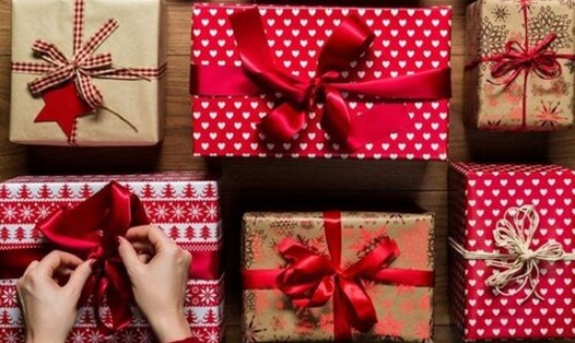 Tự mình gói quà Giáng sinh sẽ giúp tăng ý nghĩa, tình cảm gửi đến người yêu thương. Ảnh: Pixabay