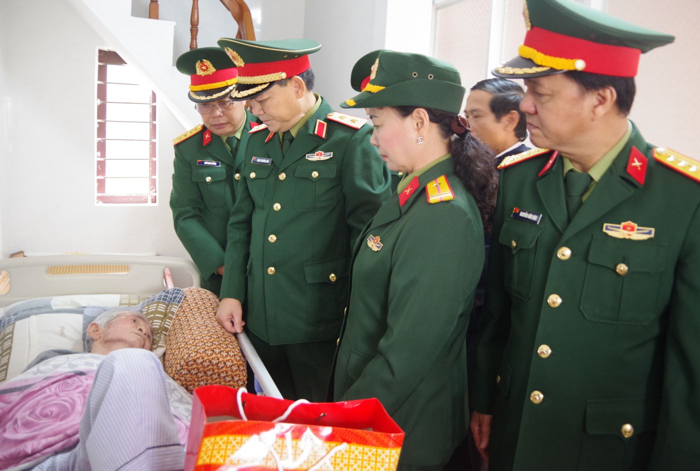 Đoàn công tác Quân ủy Trung ương, Bộ Quốc phòng đến thăm, tặng quà cho gia đình ông Hoàng Đức Dũng, bệnh binh, tại khu phố 1, phường 2, thị xã Quảng Trị. Ảnh: Xuân Diện.