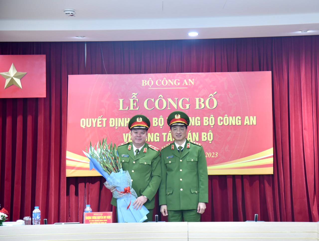 Thiếu tướng Nguyễn Quốc Hùng (trái) nhận hoa chúc mừng từ Thứ trưởng Công an. Ảnh: Bộ Công an