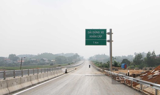 Một số vị trí dừng khẩn cấp được bố trí trên tuyến cao tốc Tuyên Quang - Phú Thọ. Ảnh: Nguyễn Tùng.