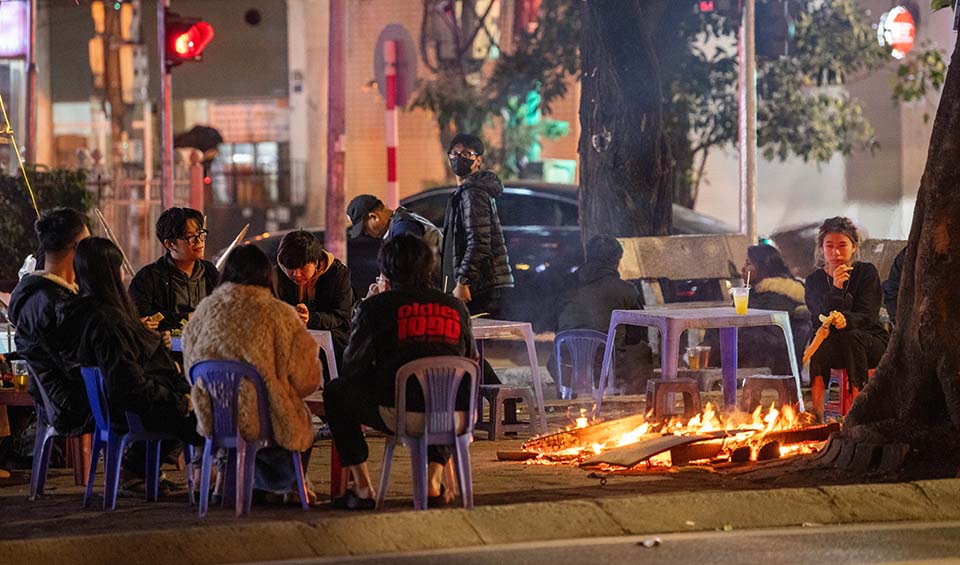  Tại nhiều quán trà đá tại Hà Nội, khác với mọi khi tại đây vào những ngày lạnh xuất hiện them những đống lửa để phục vụ khách hàng. 