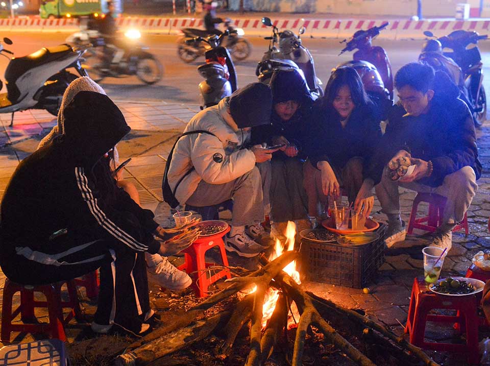 Nhiều bạn trẻ cũng tụ tập tại những đống lửa để sưởi ấm. 