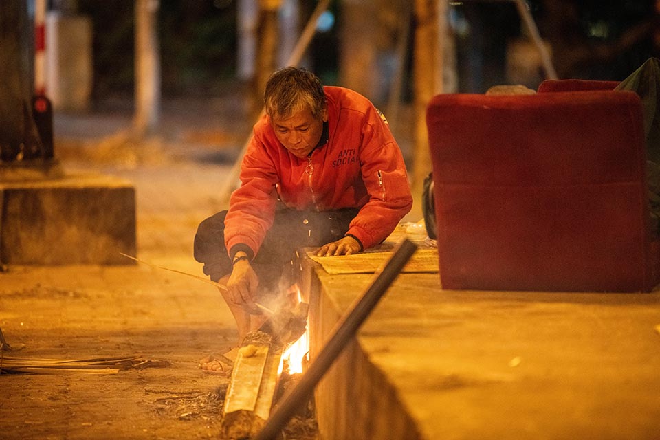 Tại nhiều nơi khác, những người lao động vẫn phải mưu sinh trong đêm phải đốt lửa để sửa ấm ngay tại điểm mà thường xuyên ngồi. 
