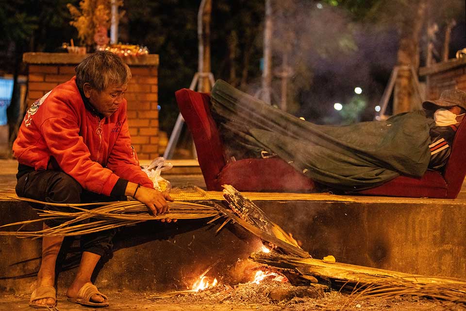 Nhiều người lao động còn mang theo cả chăn để ngủ bên cạnh đống lửa. 