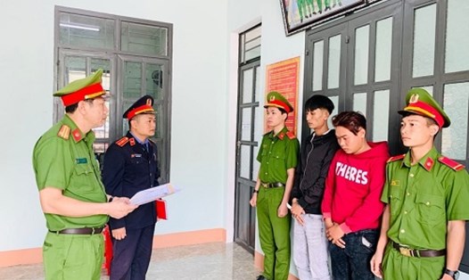 Cơ quan Công an, Viện kiểm sát đọc lệnh bắt tạm giam 2 đối tượng Quốc và Trung. Ảnh: Nguyễn Hiền 