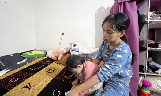 Chị Quế cùng con gái trong phòng trọ nhỏ ở Bắc Giang. Ảnh: Phương Hân