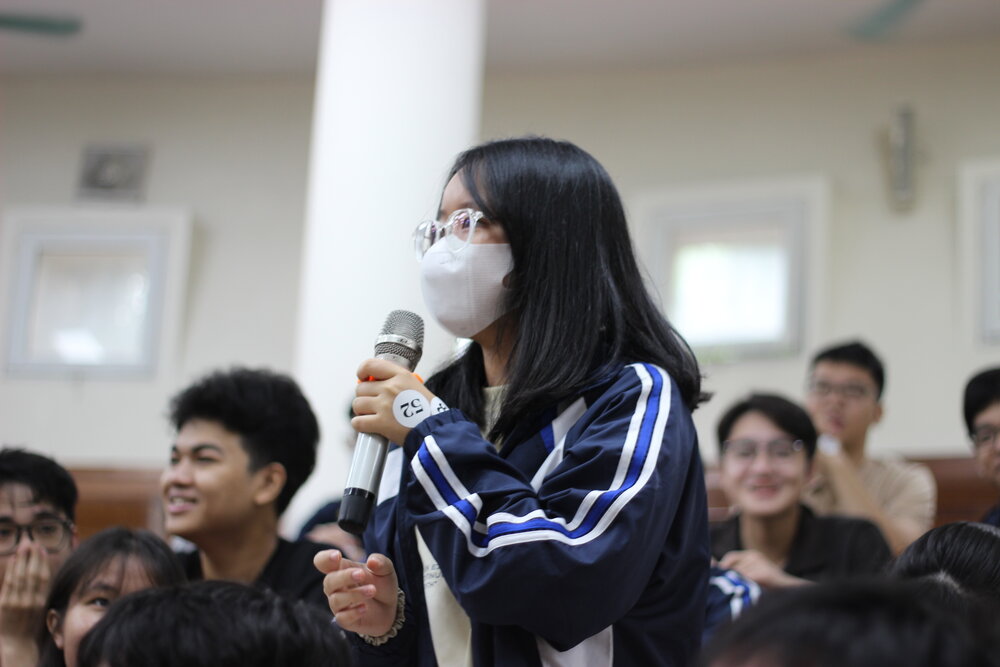 Các bạn sinh viên đặt câu hỏi cho các diễn giả tại sự kiện                      (Nguồn ảnh: Klaytn Vietnam)