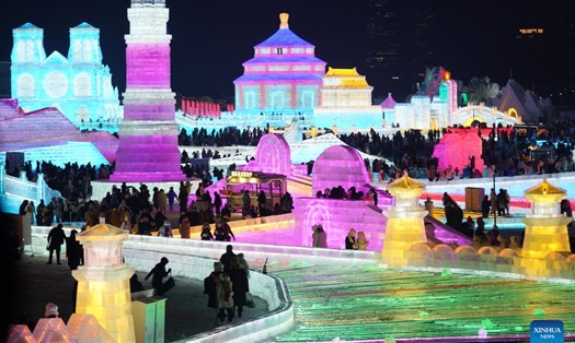 Công viên băng khổng lồ được xây dựng với sự kết hợp của nghệ thuật, văn hóa, sự trình diễn, kiến trúc và cả các môn thể thao nhằm thể hiện sức hấp dẫn của băng tuyết. Ảnh: Xinhua
