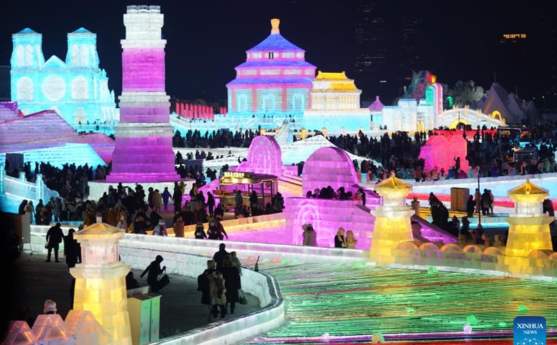 Công viên băng khổng lồ được xây dựng với sự kết hợp của nghệ thuật, văn hóa, sự trình diễn, kiến trúc và cả các môn thể thao nhằm thể hiện sức hấp dẫn của băng tuyết. Ảnh: Xinhua