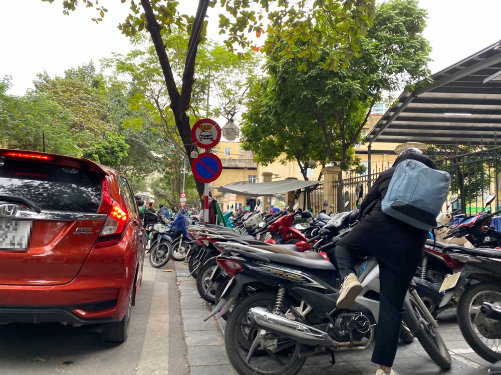 Cả khu vực trông giữ ô tô lẫn khu vực trông giữ xe máy tại cổng Bệnh viện Việt Đức đều quá tải. Ảnh: Vĩnh Hoàng