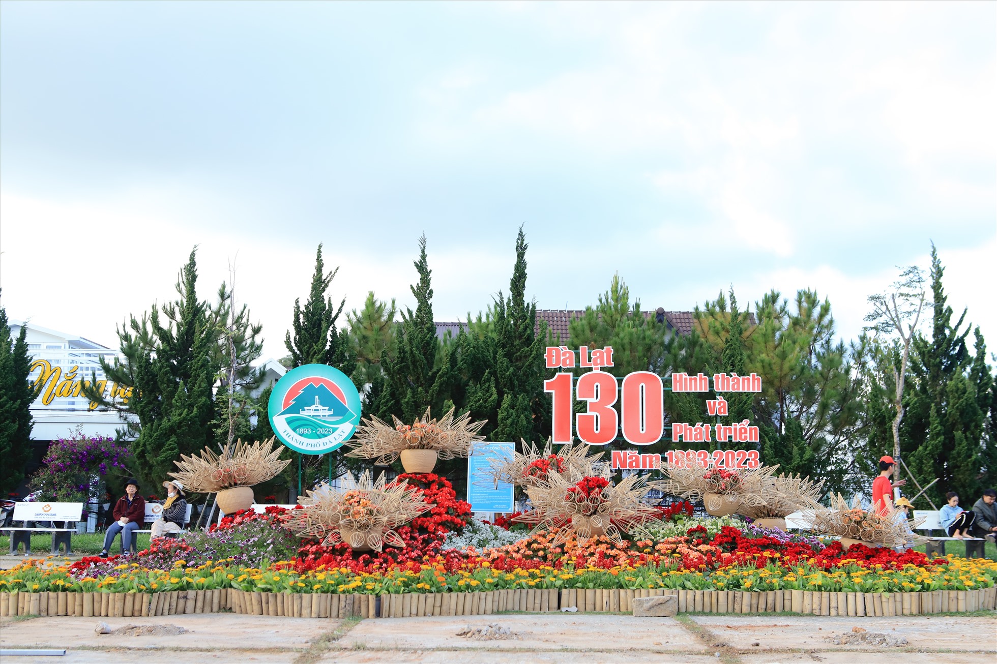 Không gian hoa chào mừng kỷ niệm 130 năm Đà Lạt hình thành và phát triển. Ảnh: Bảo Hòa
