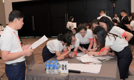 Các thí sinh tham gia phần thi làm việc nhóm tại Cuộc thi Nghiệp vụ quản lý nhân sự năm 2023 của Vietcombank. 
Ảnh: Website Vietcombank