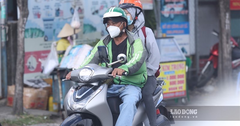 Khách không đội mũ bảo hiểm, xe ôm công nghệ dính phạt