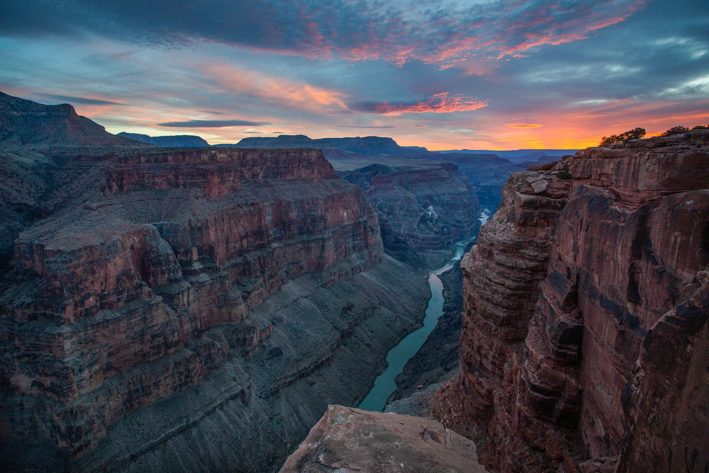 Dòng sông Colorado chảy ngang qua hẻm núi Grand Canyon. Ảnh: Amy S. Martin